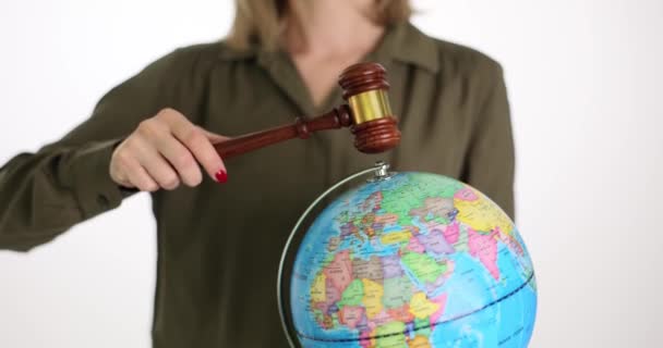 Kobieta Trzyma Młotek Sędziów Kulę Ziemską Mapą Świata Pojęcie Międzynarodowego — Wideo stockowe