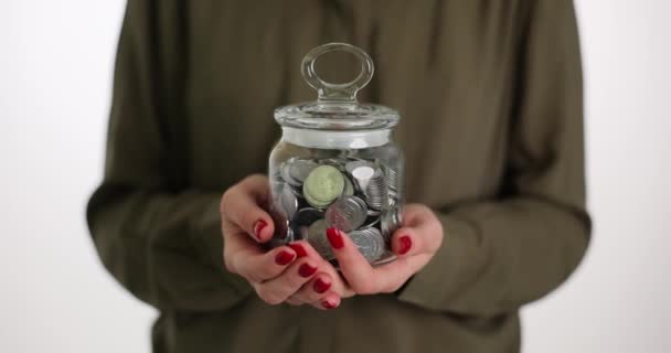Руки Молодой Женщины Держат Стеклянную Банку Монетами Внутри Накопление Денежных — стоковое видео