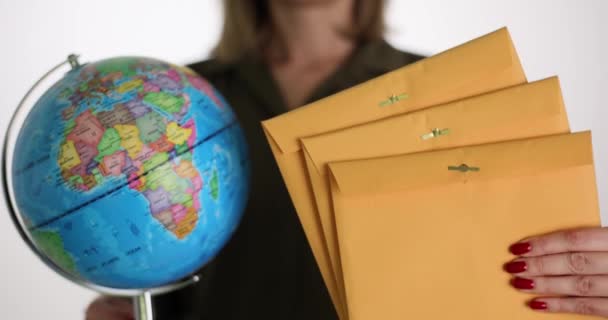 Gelber Briefumschlag Mit Einer Weltkugel Weiblicher Hand Internationale Expresszustellung Von — Stockvideo