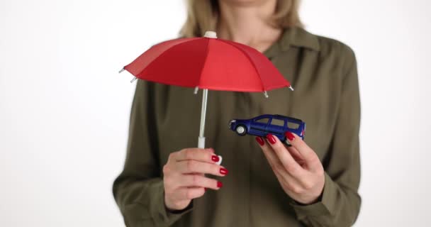 에이전트 손에는 자동차 보험에 우산이 자동차 서비스 — 비디오