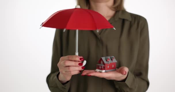 Agent Drží Deštník House Pojištění Domu Proti Hrozící Ztrátě Požáru — Stock video