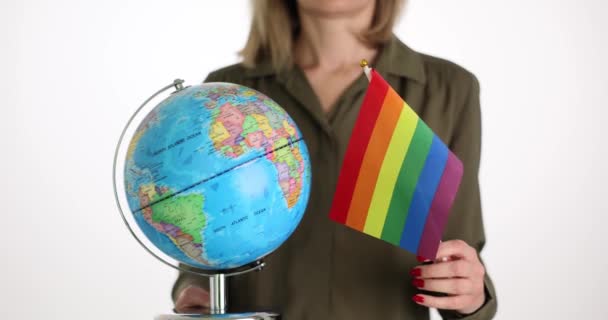 Kadının Elinde Lgbt Gökkuşağı Bayrağı Küresi Var Gay Lezbiyen Biseksüel — Stok video