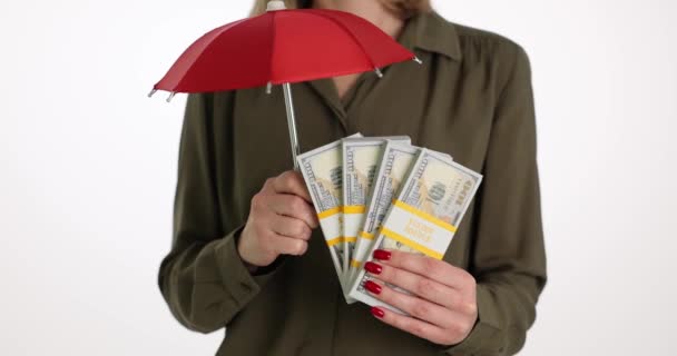 Kobieta Trzyma Parasol Paczkę Dolarów Ochrona Pieniędzy Opłacalny Depozyt Bankowy — Wideo stockowe