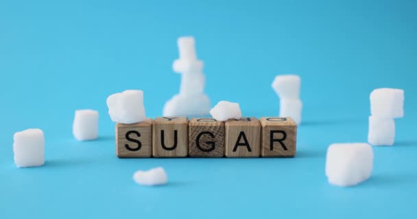 糖分是由蓝色表面的立方体在糖分体上制成的 糖对人体的影响 — 图库视频影像