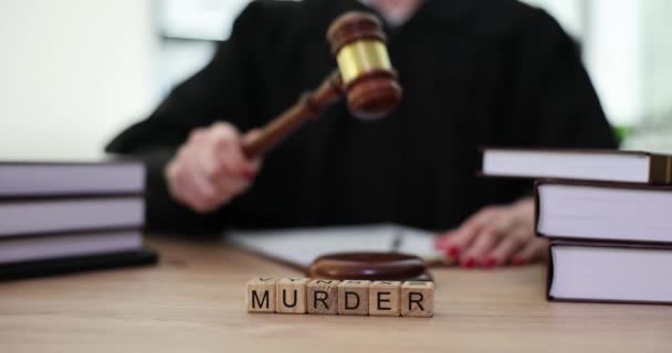 Slovo Vražda Špalcích Soudce Kladívkem Soudu Trest Trestné Činy Nebo — Stock video