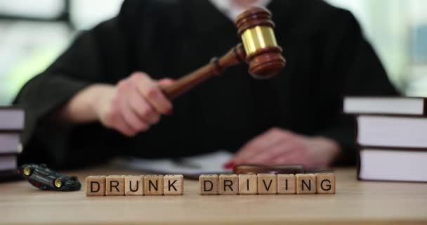 法官在酒后驾车的时候敲敲了一大堆话 法官判决醉酒司机 — 图库视频影像