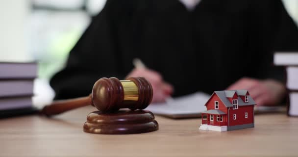 Juez Está Sosteniendo Mazo Madera Casa Juguete Decisiones Judiciales Materia — Vídeos de Stock