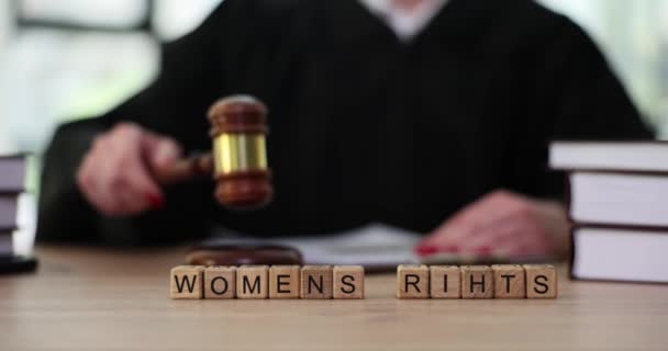Frauenrechtstexte Auf Holzwürfeln Und Richten Mit Dem Hammer Aktuelle Probleme — Stockvideo