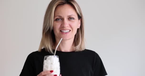 Mujer Está Sosteniendo Vidrio Con Azúcar Paja Adicción Dulce Consumo — Vídeos de Stock