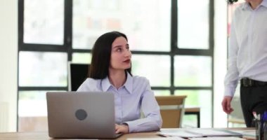 Meslektaşının bilgisayarına bakan meraklı bir şirket casusu. Müdür, fikri ve ortağı aldatır ve çalar.