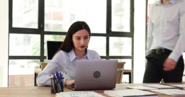 Gülümseyen iş arkadaşları, ofisteki takım toplantısında işbirliği yapan meslektaşlar. Mutlu iş adamları birlikte çalışır ve grup halinde iş fikirlerini tartışırlar.