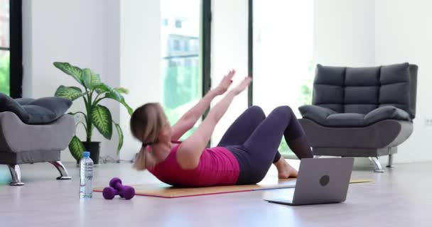 여성은 위에서 컴퓨터로 비디오 가이드를 있었다 Online Fitness Training — 비디오