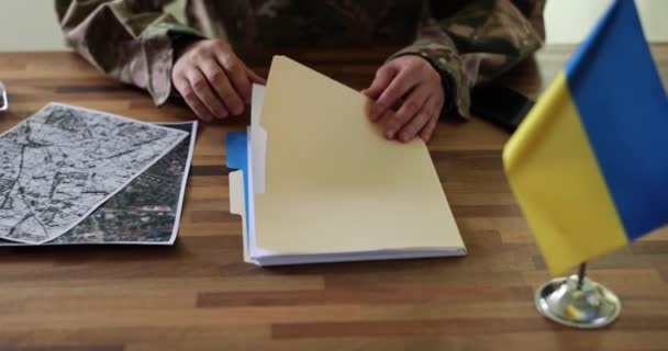 Militer Membaca Dokumen Rahasia Tentang Perencanaan Serangan Balasan Oleh Pasukan — Stok Video