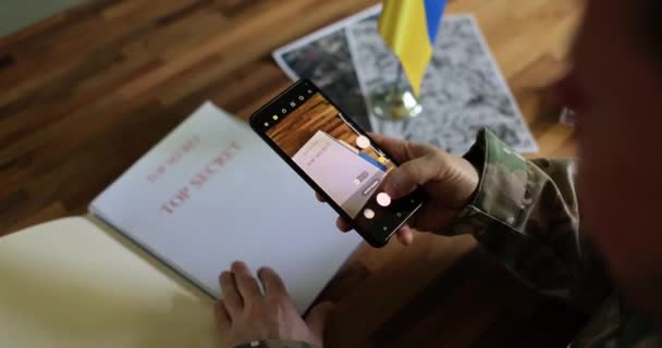 ภาพถ ายทางทหารบนโทรศ เอกสารท อความล ดยอดและสงครามท เหมาะสมระหว างย เครนและร สเซ เครนปลอมต — วีดีโอสต็อก