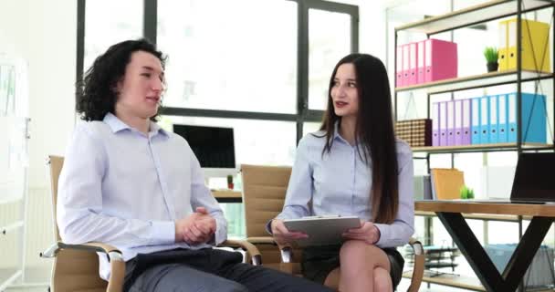 Női Diák Beszél Férfi Kollégával Aki Gyakornokot Tanít Menedzser Üzleti — Stock videók