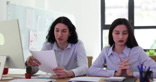 Studentenkollegen Arbeiten Modernen Büros Zusammen Frau Spricht Mit Kollegin Über — Stockvideo
