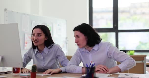 Glada Vänliga Kollegor Ler Motiverade Firar Lagarbete Framgång Studenter Hjälper — Stockvideo