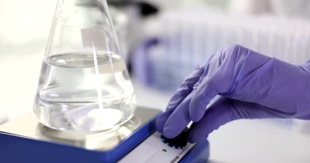 Химическая Лабораторная Стеклянная Колба Прозрачной Жидкостью Смешивается Магнитным Мешалкой Исследование — стоковое видео