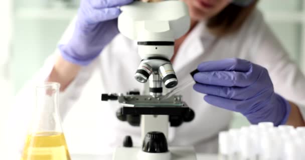 显微镜与滴滴的尿液或油在玻璃滑动在实验室的密闭 实验室液体化学研究 — 图库视频影像