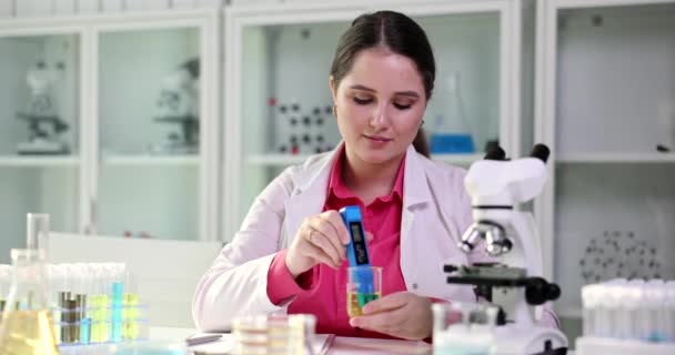 의사는 물질에 검사를 과학자들 실험실에서 소변이나 기름을 조사하는 — 비디오