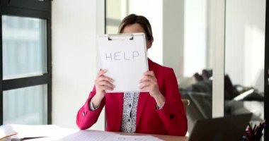 Stajyer kadın yüzü kelime yardımı ile kaplıyor. Seo ya da müdür büroda evrak işleri için yardım istiyor.