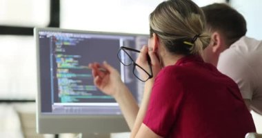 Proje ve programlama üzerine çalışan yazılım mühendisleri. Programlama kursları ve bilişim meslek eğitimi