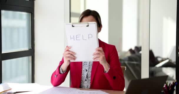 Mujer Aprendiz Cubre Cara Con Palabra Ayuda Oficina Mesa Seo — Vídeos de Stock