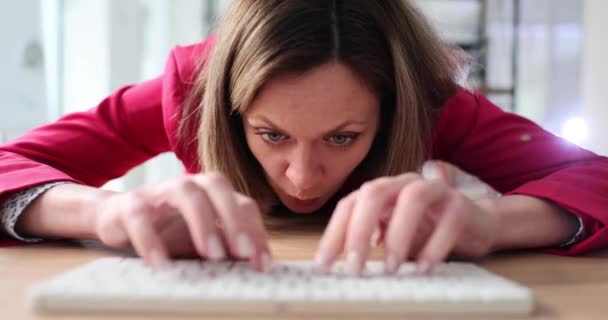 Женщина Сердится Лицо Столом Компьютером Клавиатурой Отрицательные Комментарии Кибертравля Интернете — стоковое видео