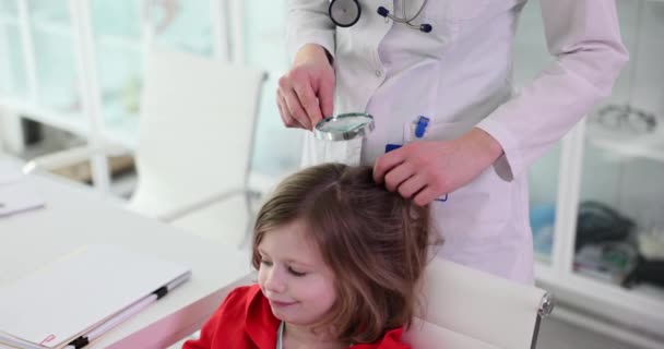 トリコロジストは子供の女の子の髪の状態を調べる 子供のためのライス ユニットとドラフト — ストック動画
