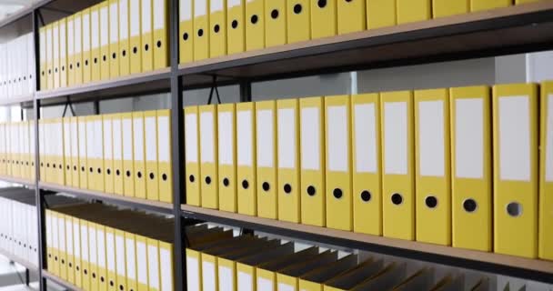 Ofis Sarı Klasörler Ofiste Raflarda Belgeleri Arşivle — Stok video
