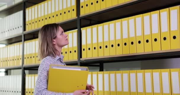 Komplexní Žena Podívá Skříňku Složkou Dokumentů Práce Archivem Dokumentace — Stock video
