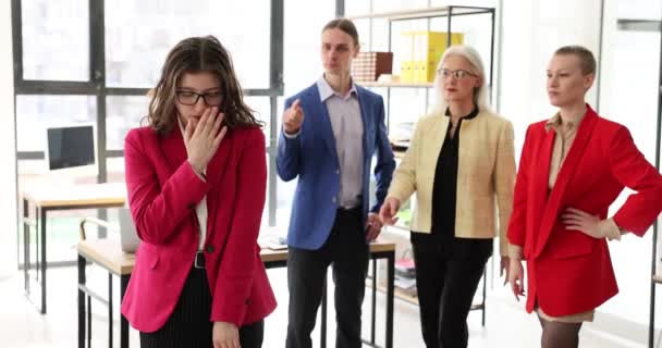 疲れた女性従業員はストレスを感じ 悪い態度と同僚の差別に苦しんでいます 男女間の不平等のせいにするビジネス界の人々 — ストック動画