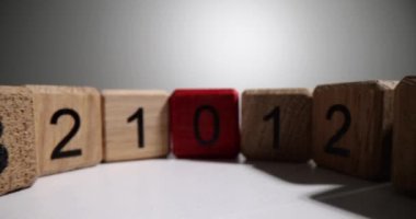 Tahta küplerde sayılar ve matematiksel semboller. Kırmızı sıfır ve matematik öğrenimi