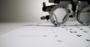 Görüş ve deneme çerçevesinin diyagramını tabloyla kontrol ediyorum. Görme için oftalmologlar araçlar ve lenslerin seçimi