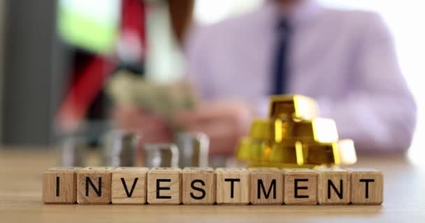 Pilhas Moedas Lingotes Ouro Puro Investimentos Com Uma Inscrição Empresário — Vídeo de Stock