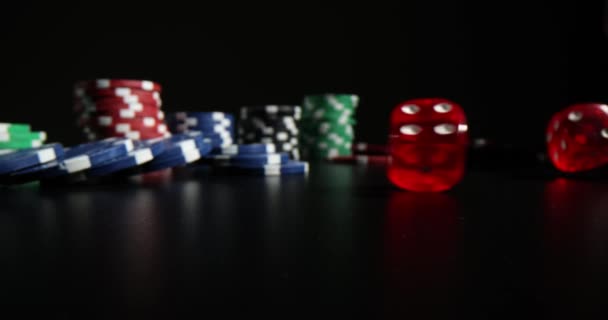 Dadi Rossi Con Chip Poker Multicolori Sono Sparsi Tavolo Scuro — Video Stock