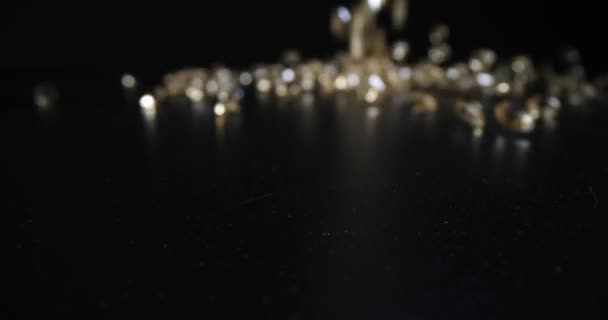 Fallande Gyllene Gula Diamanter Svart Bakgrund Värdering Och Utvinning Ädelstenar — Stockvideo
