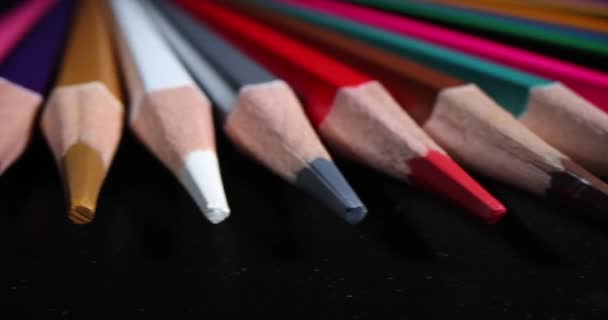 画用品和许多彩色铅笔 学习绘画和对神经系统的积极影响 — 图库视频影像