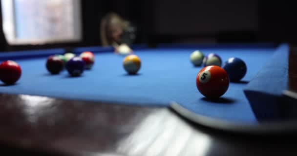 球员在蓝池桌上打红球 活跃的运动员喜欢在周末打台球 — 图库视频影像