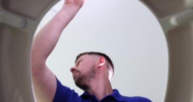 Bağımlı endişeli ve dikkatle dinliyor ve uyuşturucuları tuvalette saklıyor. Uyuşturucu satıcısı tuvalete eroin atıp sifonu çekti.