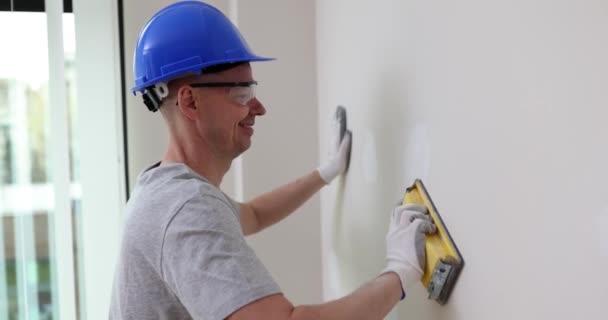 Slipvägg Med Slipblock Master Förberedelse Före Målning Hus Renovering Koncept — Stockvideo