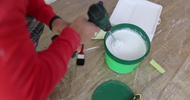Construtor Pintor Macho Mistura Tinta Balde Tecnologia Para Preparação Tintas — Vídeo de Stock