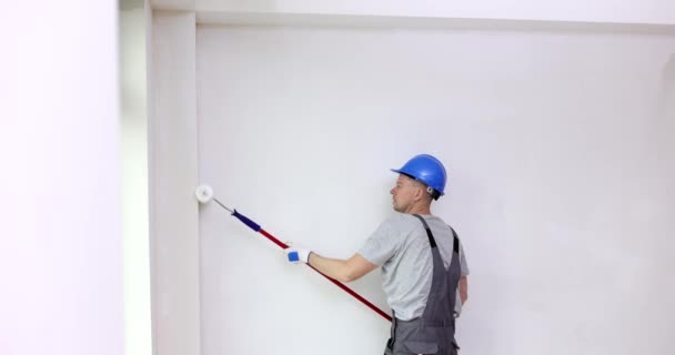 Malíř Přilbě Barvy Stěnu Válečkem Malování Opravy Zlepšení Domova — Stock video