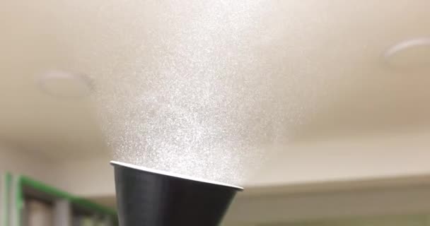 Lámpara Del Proyector Brilla Polvo Que Brilla Volando Pequeñas Partículas — Vídeos de Stock