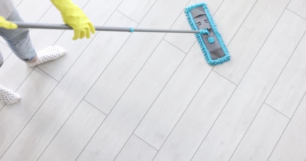 管家拿着拖把洗地板 清洁服务 — 图库视频影像
