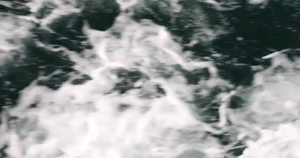 Вода Волнами Пеной Море Лодкой Морские Волны Пеной Океане — стоковое видео