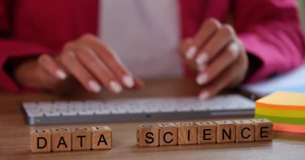 Küpler Bilgisayardaki Verilerle Çalışan Kadın Hakkında Veri Bilimi Kelimeleri Büyük — Stok video