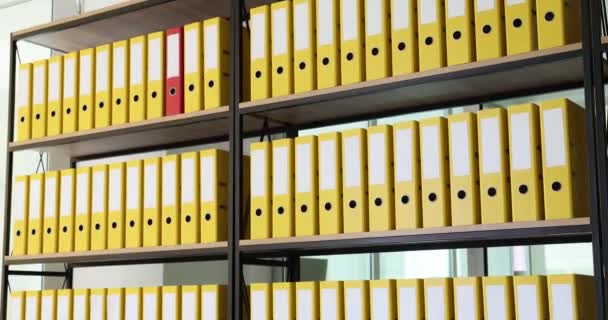 Folder Merah Bergerak Cepat Rak Antara Yang Kuning Mencari Folder — Stok Video