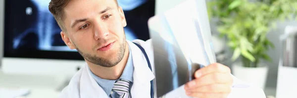 Врач Мужчина Осматривает Рентген Ноги Руки Клинике Медицинская Диагностика Концепции — стоковое фото