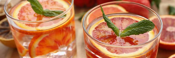 柑橘類とミントの葉を注入水 オレンジとイチゴの氷と夏の冷たい飲み物 — ストック写真